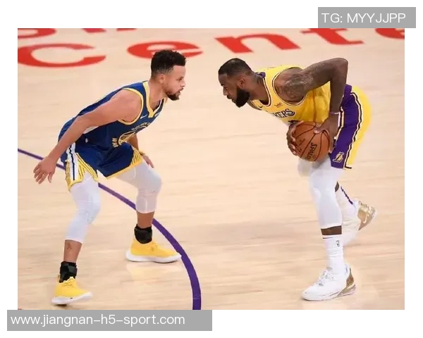 库里遭遇詹姆斯强力盯防拼尽全力才成功摆脱令人叹息的防守挑战